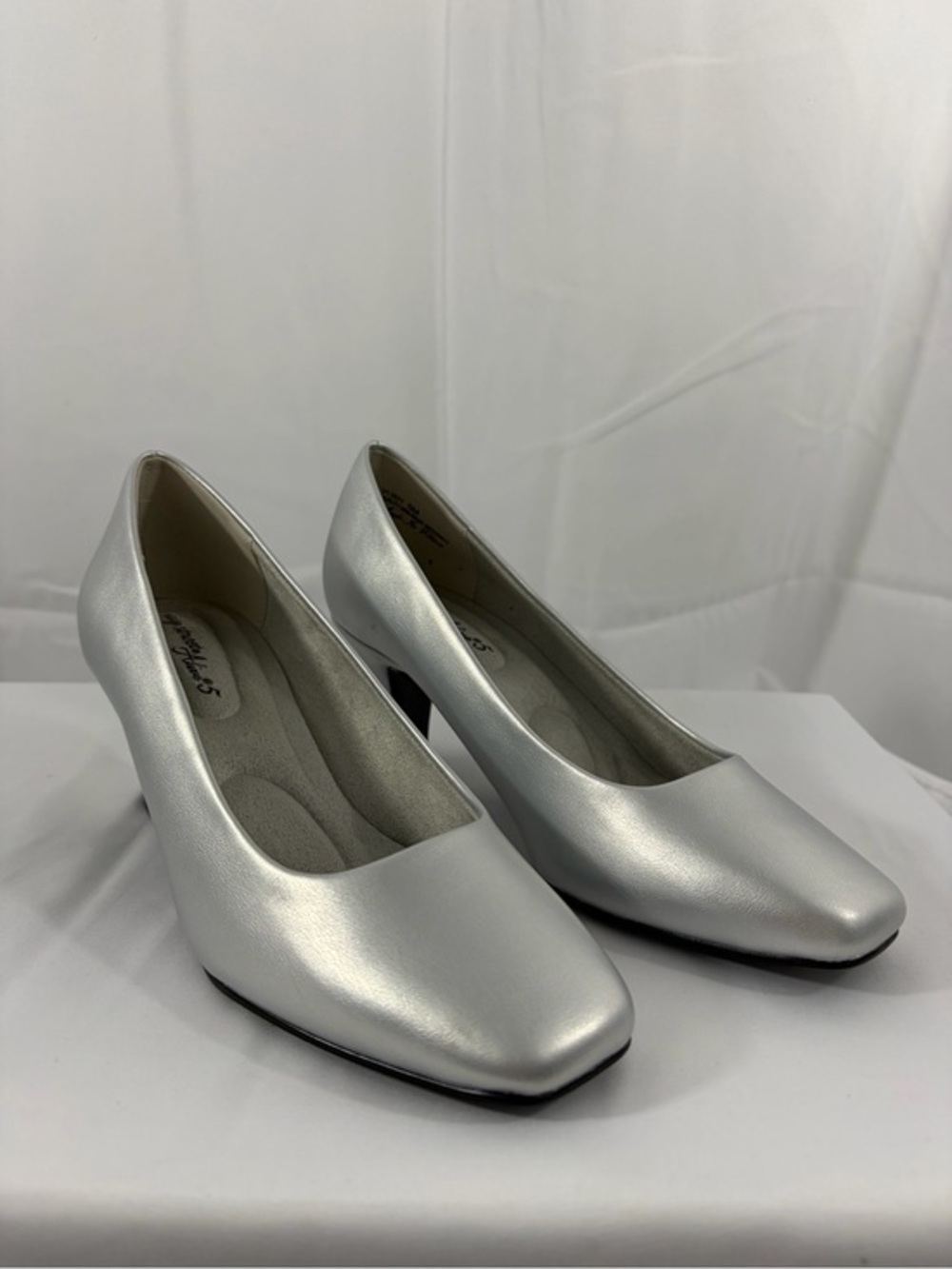 NWT Easy Street Women’s Size 5 Silver Mid-Heel Pumps
